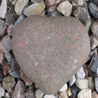 Der Stein hat die Form eines Herzens