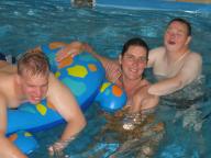 3 Bewohner im Schwimmbad