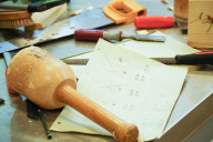 Werkzeuge und Skizze auf dem Tisch