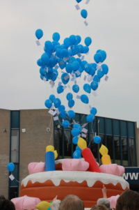 Zur Begrüßung fliegen Hunderte von Luftballons in den Himmel