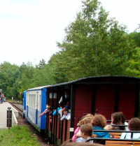 Die Kinder freuen sich über die gemeinsame Fahrt mit der Parkeisenbahn