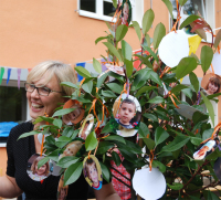 Verena Dams freute sich riesig über den Mispelbaum der Eltern, der mit den Fotos der Kita-Kinder geschmückt war