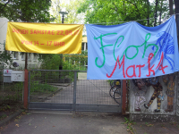 Unser kunstvolles Banner machte auf unseren Flohmarkt aufmerksam