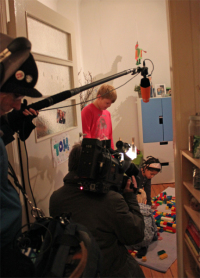 Die Kinder zeigen dem Drehteam des ZDF ihre Zimmer