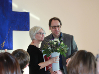 Markus M. Jung, der Geschäftsführer der DASI Berlin, bedankte sich bei Marianne Bartzok mit einem Blumenstrauß und einem Fotoalbum mit Bildern aus den vergangenen zwölf Jahren