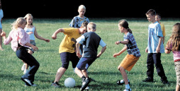 Kinder spielen Fußball 