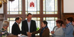 Bürgermeister Gilgenast überreichte Café-Leiterin Sandra Christmann stellvertretend für ihr gesamtes Team die Urkunde und Plakette „Auszeichnung zur Barrierefreiheit“ der Stadt Rendsburg.
