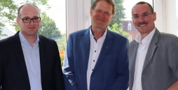 Probst Krüger (r.)  zusammen mit Pastor Dr. Holtmann (l.) und Einrichtungsleiter Norbert Eggers