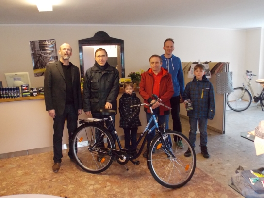Auf dem Foto sind von links zu sehen: Der Einrichtungsleiter Stepan Bruns, der Gewinner des Fahrrades Roland Müller, Finn Köberich, Robert Schacht, Zweiradmechanikermeister Sven Gattinger und der große Bruder von Finn.