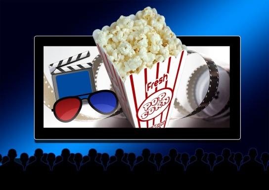 Kino mit Leinwand und Popcorn 
