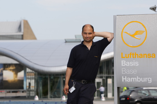 Ein Mitarbeiter vor der Lufthansawerft in Hamburg.
