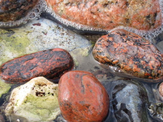 Steine in verschiedenen Farben und Formen