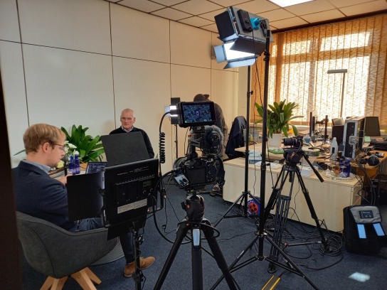 Drei Kameras und reichlich technische Ausstattung wurden aufgebaut um das Interview von moderathore und Okke Peters aufzuzeichnen.