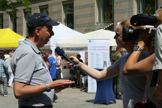 Auch das öffentliche Interesse an der Veranstaltung war groß. Das Programm wurde live beim offenen Kanal übertragen und auch der NDR war vor Ort. Hier Organisator Friedrich Rabe im Gespräch mit der TV-Journalistin. 