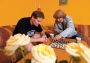 Zwei Männer sitzen auf der Couch und spielen eine Partie Schach in unserer WG Dat Brückenhus, Kiel