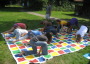 Kinder spielen Twister