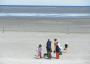 Eine Familie geht an den Strand